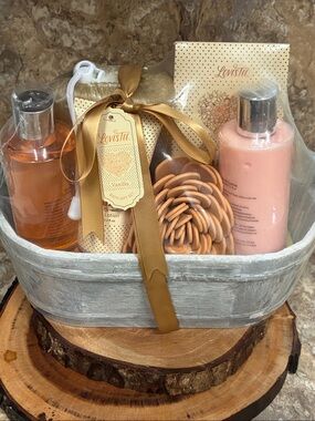 LovesTee Vanilla Bath & Body Gift Set. NWT.
